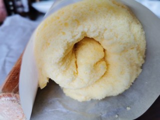 13、柠檬低糖蛋糕卷????,定型后拿走油纸