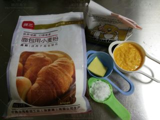 3、胡萝卜酸奶餐包,称量出160克胡萝卜酸奶糊（不够就加酸奶凑足），准备好其余原料。