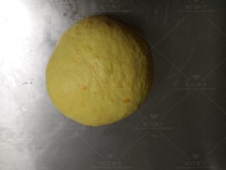 4、胡萝卜酸奶餐包,面粉加入黄油以处的原料，揉成团后再加入黄油，揉成扩展阶段后揉圆。