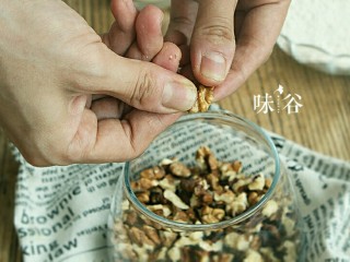 2、全麦核桃面包,核桃掰碎。