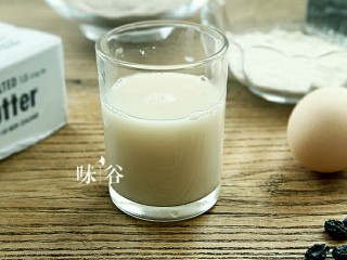 3、全麦核桃面包,3克酵母倒入100毫升水中 倒入砂糖 搅拌均匀 放置15分钟。