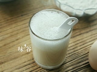 4、全麦核桃面包,等酵母发酵起泡后搅拌均匀。