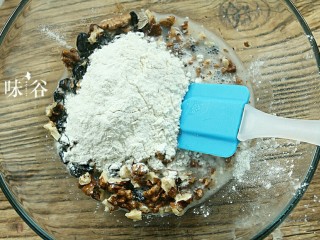 7、全麦核桃面包,倒入全部高筋面粉，搅拌均匀 。