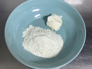 2、咸味香葱芝麻小酥饼,油酥：猪油与低面粉充分揉匀。