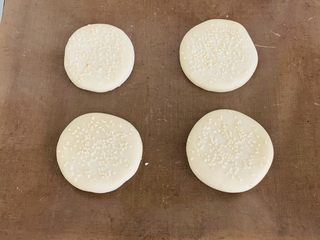 11、咸味香葱芝麻小酥饼,喷水、撒芝麻。也可以薄薄的刷一层全蛋液。