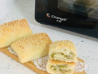 14、咸味香葱芝麻小酥饼,轻轻一掰 ，完全酥脆，外焦里嫩，葱香四溢，超级美味。