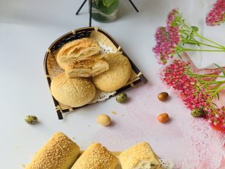 15、咸味香葱芝麻小酥饼,轻轻咬下一口，不仅甜香，而且酥脆。