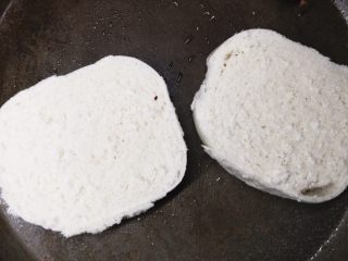 6、馒头版班尼迪克蛋brunch（附水波蛋做法）,平底锅倒一点油，略微煎一下，取出备用。