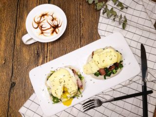 14、馒头版班尼迪克蛋brunch（附水波蛋做法）,我在上面又撒了些罗勒和芝士粉，也很好吃。