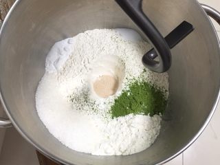 1、蛋糕夹心面包*抹茶味,干粉分别放入厨师机。