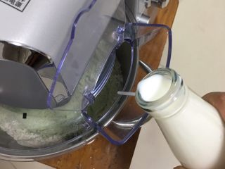 2、蛋糕夹心面包*抹茶味,启动厨师机搅拌后加入冰牛奶。