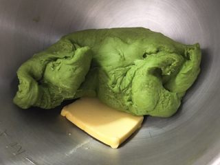 5、蛋糕夹心面包*抹茶味,加入黄油。