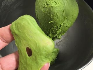 6、蛋糕夹心面包*抹茶味,再次中速揉面13分钟。
