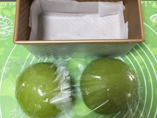 9、蛋糕夹心面包*抹茶味,吐司盒里铺上烤盘纸。