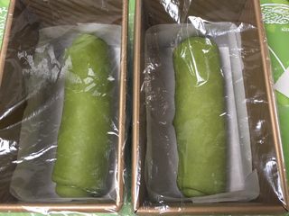 11、蛋糕夹心面包*抹茶味,顺势卷起来，放入吐司盒，盖上保鲜膜。