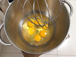 13、蛋糕夹心面包*抹茶味,发酵40分钟后，开始制作海绵蛋糕，鸡蛋隔热水加温。