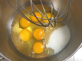 14、蛋糕夹心面包*抹茶味,放入细砂糖。