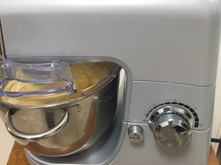 16、蛋糕夹心面包*抹茶味,启动厨师机高速搅拌，玉米油液倒入厨师机。