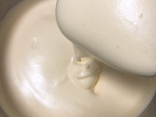 17、蛋糕夹心面包*抹茶味,厨师机高速搅拌10分钟，蛋糕糊蓬发，滴落的糊不会马上消失的状态。