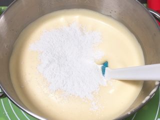 18、蛋糕夹心面包*抹茶味,过筛低筋粉，分几次加入，容易拌匀。