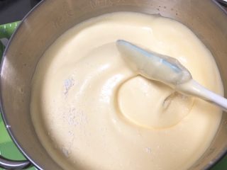 19、蛋糕夹心面包*抹茶味,轻盈的翻拌均匀。