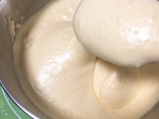 20、蛋糕夹心面包*抹茶味,这是拌匀面粉的蛋糕糊，没有面粉疙瘩。