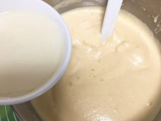 21、蛋糕夹心面包*抹茶味,玉米油和酸奶拌匀，再分几次加入到蛋糕糊中翻拌均匀。