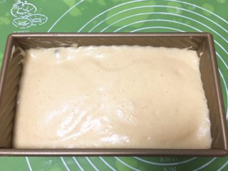 23、蛋糕夹心面包*抹茶味,开始混合面包体，发酵完成后的吐司拿出，分几次倒入吐司中，震几下，使蛋糕糊液体渗透到吐司中。