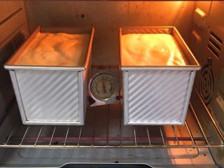 24、蛋糕夹心面包*抹茶味,烤箱预热至165度，烤制35分钟。