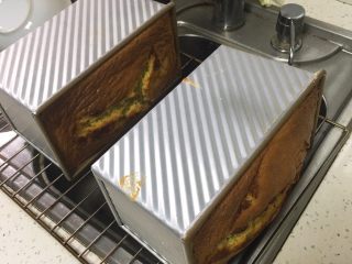 25、蛋糕夹心面包*抹茶味,烤完立即侧扣在网格上冷却一下，再脱模。