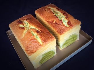 27、蛋糕夹心面包*抹茶味,掀掉烤盘纸冷却。