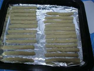 2、香蕉味酥。,7.切成一厘米左右的粗条,摆在烤盘上，不要把两条之间的距离摆得太近。