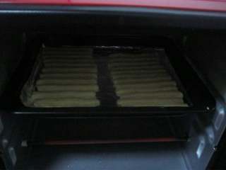 3、香蕉味酥。,8.烤箱预热,180度烤20分钟。