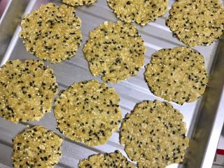 6、燕麦芝麻饼干,烤盘上排排坐，烤箱中层上下火170度20分钟够够的，如果烤盘离下管较近，下管温度适量低一点，闻到香味后观察上色，满意后盖锡纸，时间到取出（170度是实际温度 ，每家烤箱的温度不一样，心里应该有数的）