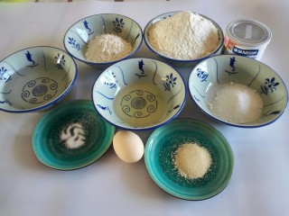 1、炼奶小土司,准备好材料。