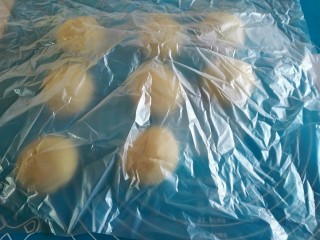 7、炼奶小土司,盖保鲜膜松弛15分钟。