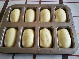 9、炼奶小土司,烤箱或者发酵箱里面放一碗热水，保持在38度，发酵到两倍大。