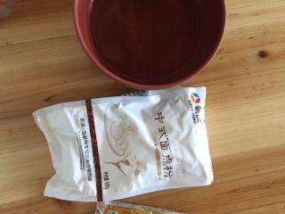 1、大白馒头,首先准备材料:面粉400g、温水200g、酵母4g