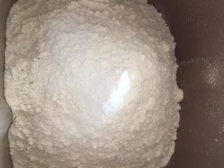 2、大白馒头,先将面粉倒入面包桶中