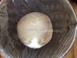 7、大白馒头,放入盆中,盖上保鲜膜