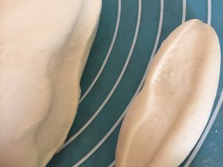 11、大白馒头,尽量揉到光滑没有气孔,切开无气孔