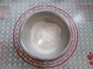 3、紫菜肉松鸡蛋卷,低筋面粉过筛