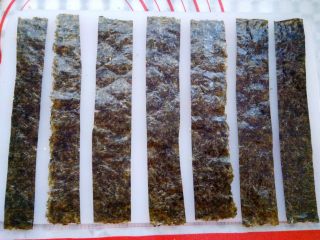 10、紫菜肉松鸡蛋卷,紫菜剪成3cm宽度