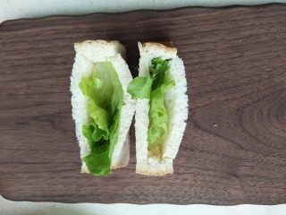 7、口袋三明治,7. 取一片合适的生菜叶放入扣掉芯的土司片里