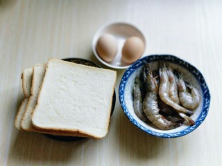 1、#感恩节食谱#营养早餐～鲜虾吐司卷,准备好食材。