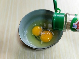 3、#感恩节食谱#营养早餐～鲜虾吐司卷,少许胡椒粉。