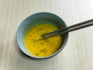 4、#感恩节食谱#营养早餐～鲜虾吐司卷,用筷子打散，放旁边备用。