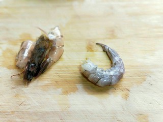 5、#感恩节食谱#营养早餐～鲜虾吐司卷,鲜虾，去头，去皮。