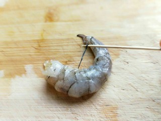 6、#感恩节食谱#营养早餐～鲜虾吐司卷,用牙签将虾的内线挑出。如图。