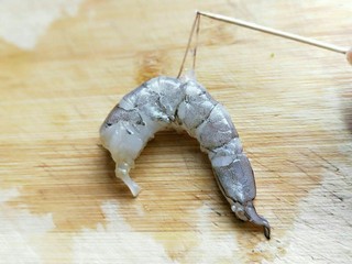 7、#感恩节食谱#营养早餐～鲜虾吐司卷,虾背的线也挑出，依次做完。